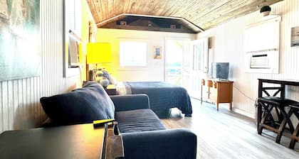 Cozy Lake Front Studio Cabin - Wifi/AC/Queen Bed/Twin Sleeper/Lake View- Cabin 3