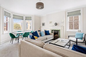 Living room - Serene 2BR - 3 Mins to Fulham Broadway (London)