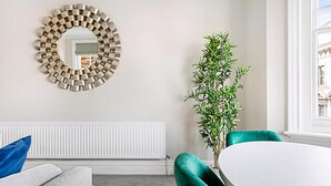 Apartment | Living room - Serene 2BR - 3 Mins to Fulham Broadway (London)
