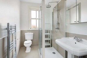 Apartment | Bathroom - Serene 2BR - 3 Mins to Fulham Broadway (London)