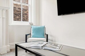 Apartment | Living room - Serene 2BR - 3 Mins to Fulham Broadway (London)