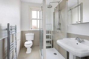 Bathroom - Serene 2BR - 3 Mins to Fulham Broadway (London)