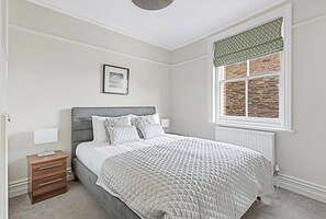 2 bedrooms, free WiFi - Serene 2BR - 3 Mins to Fulham Broadway (London)