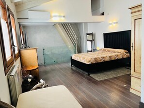 A bedroom with a bed, a desk, a chair, and a radiator. - Luxury S A San Marco Palace 3mins From San Marco (Venice)