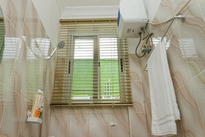 タオル、石鹸、シャンプー、トイレットペーパー