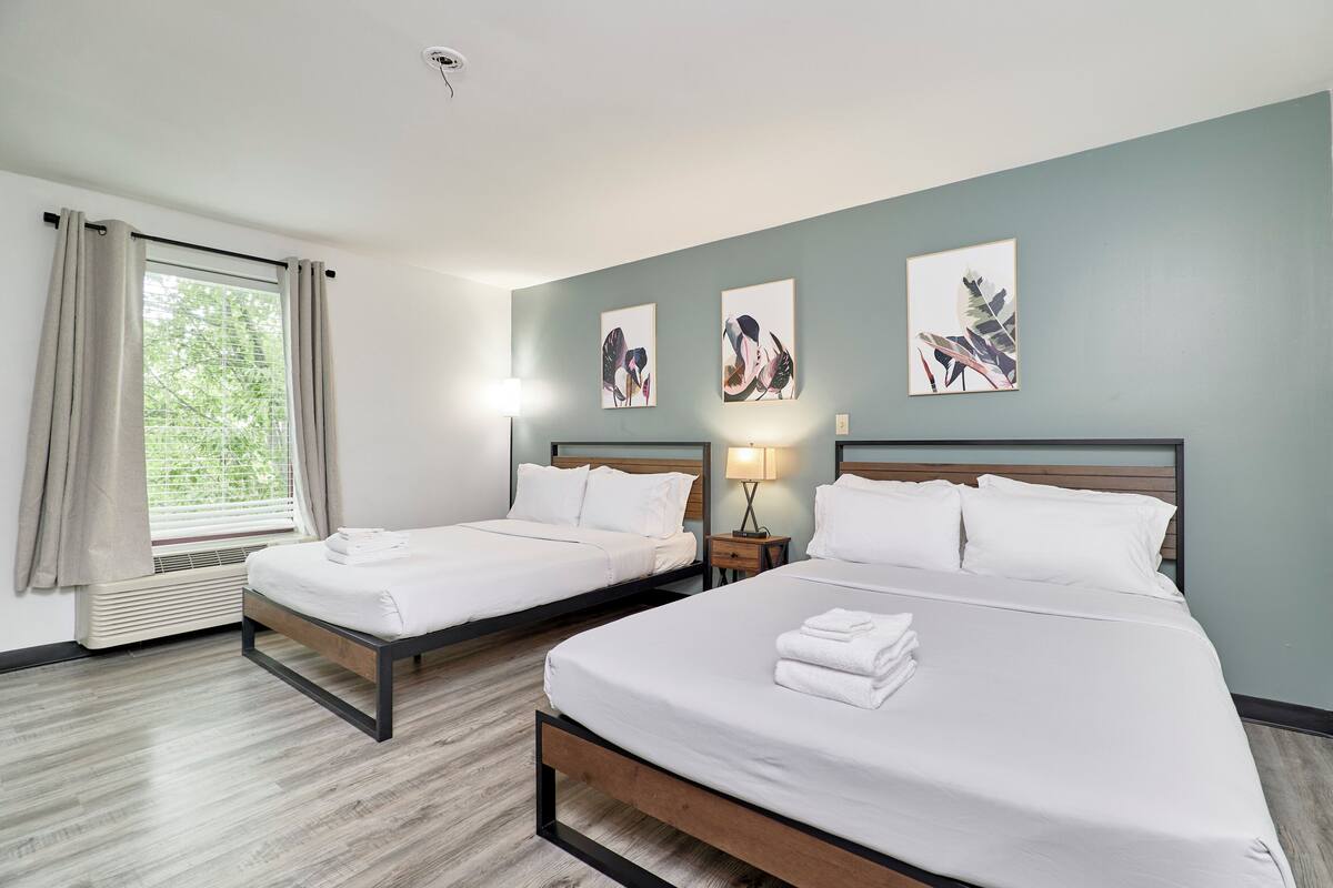 Family Quadruple Room, 2 Katil Ratu (Queen), Non Smoking, Private Bathroom | Busa memori, meja, ruang kerja komputer riba, seterika/papan seterika 