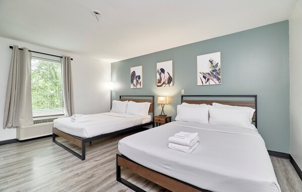 家庭四人房, 2 張加大雙人床, 非吸煙房, 私人浴室 | 書桌、筆電工作空間、熨斗/熨衣板、折疊床/加床