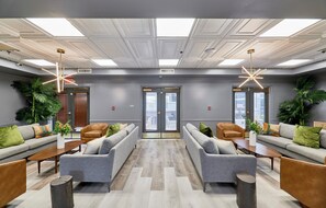 Lobby sitting area - The West End (St. Louis)