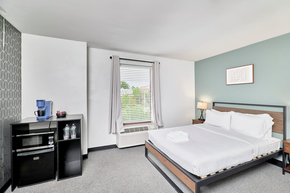 Deluxe Triple Room, 1 Queen Bed with Sofa bed, Non Smoking, Private Bathroom | 1 bedroom, desk, laptop workspace, iron/ironing board