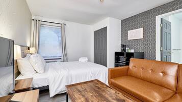 1 habitación, escritorio y espacio para trabajar con laptop