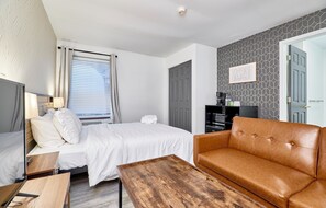 Deluxe-Dreibettzimmer, 1 Queen-Bett und Schlafsofa, Nichtraucher, eigenes Bad