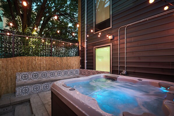 Outdoor spa tub - The West End (St. Louis)