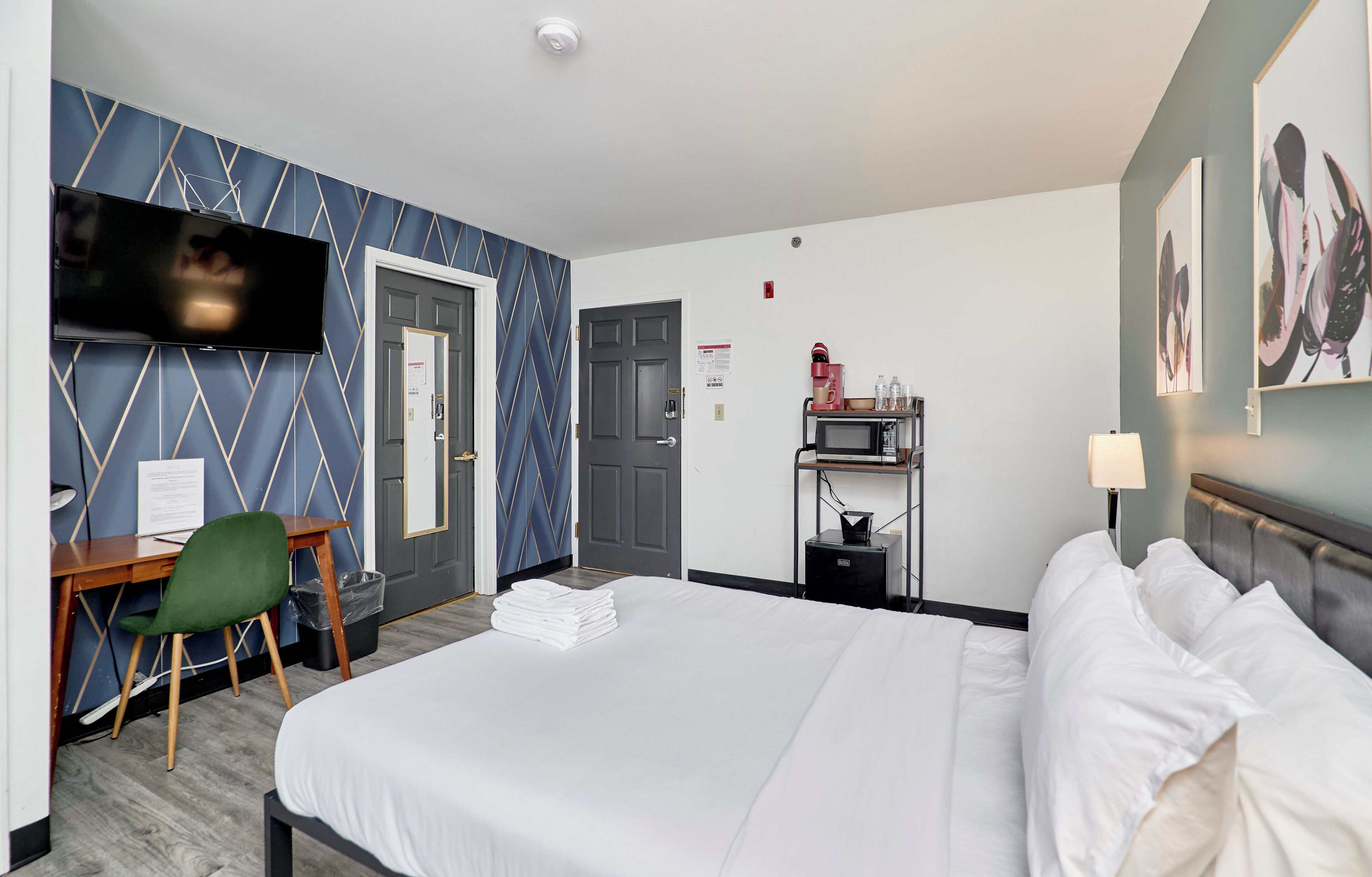 Habitación doble Confort, 1 cama Queen size, para no fumadores, baño privado | Escritorio y espacio para trabajar con laptop 