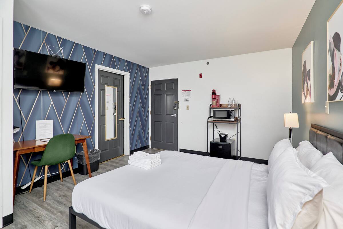 Comfort Double Room, 1 Katil Ratu (Queen), Non Smoking, Private Bathroom | Busa memori, meja, ruang kerja komputer riba, seterika/papan seterika 