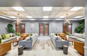 Lobby sitting area - The West End (St. Louis)