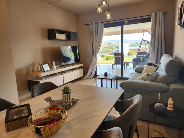 Smart TV - Bajo con Vistas a la Piscina en Valle del Este Golf (Vera)