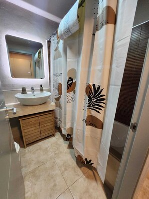 Dusche, Haartrockner, Bidet, Handtücher