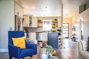 Interior - Welcome to Horse Haven-Lovely 4-bedroom house with WiFi, AC in charming Lakeland (Lakeland)