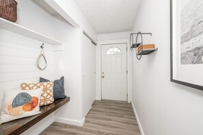 Interior - StayBurgundy Fairfield, OH (Fairfield)