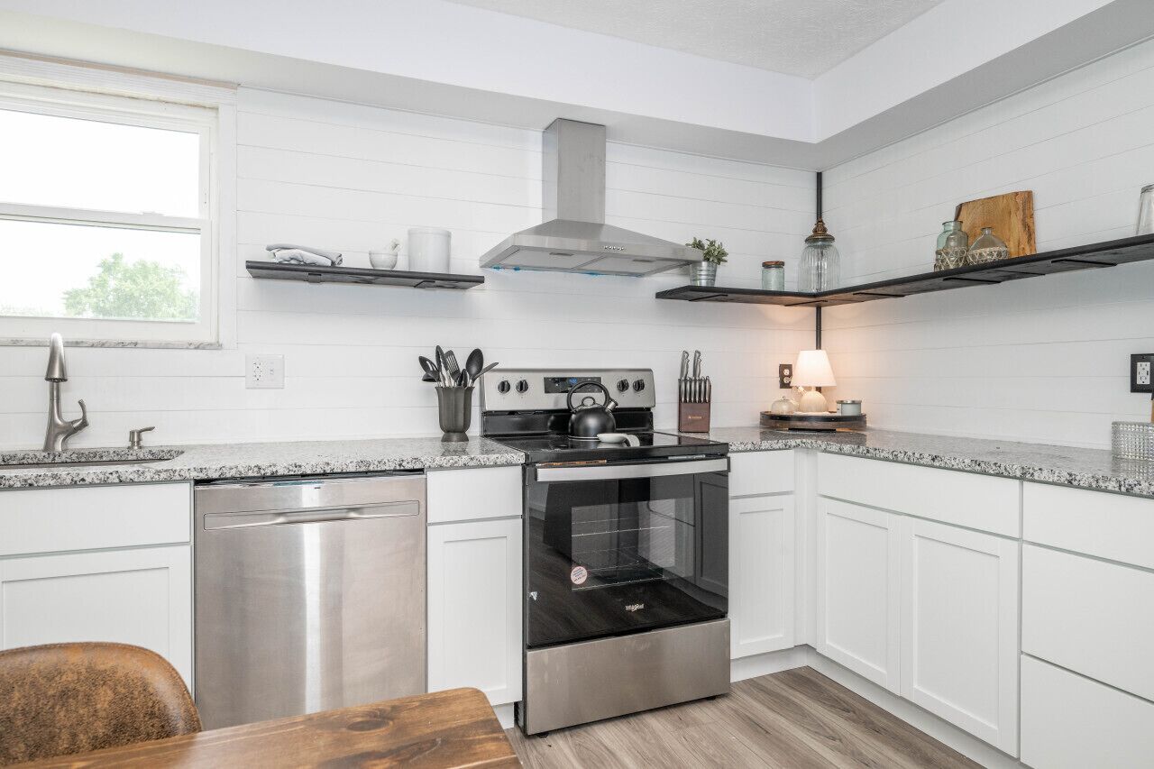 Kjøleskap, mikrobølgeovn, ovn og oppvaskmaskin