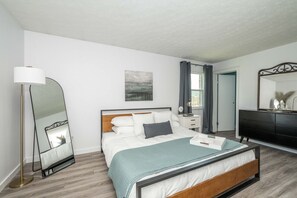 3 bedrooms, desk, iron/ironing board, WiFi - StayBurgundy Fairfield, OH (Fairfield)