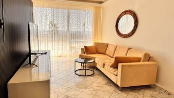 Luksusvilla, balkong, bassengutsikt | Oppholdsområde | En 58-tommers plasma-TV med Parabol-TV samt leker