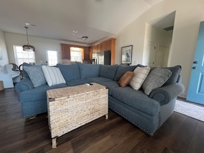 TV connectée, livres, chaîne hi-fi