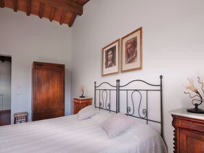 3 slaapkamers, een strijkplank/strijkijzer, wifi, beddengoed