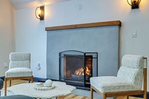 Interior - Charming /Lake/Kayak/Firepit/Hot tub/Pets (Blakeslee)