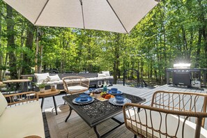 Outdoor dining - Charming /Lake/Kayak/Firepit/Hot tub/Pets (Blakeslee)