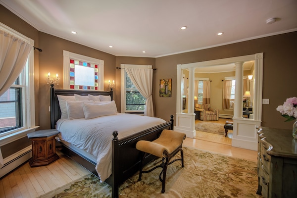Habitación Grand doble, vistas al lago | 1 dormitorio y espacio para trabajar con un portátil