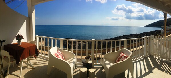 Outdoor dining - Beachfront Terrace in Puglia/natural pool (Marina Serra)