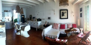 TV, books - Beachfront Terrace in Puglia/natural pool (Marina Serra)