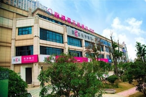 A multi-story building with signage for a hotel and a medical facility. - Changsha Xingangwan Hotel (Changsha)