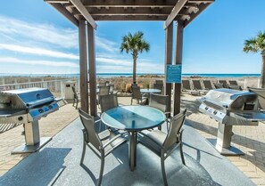 Outdoor dining - Luxury Penthouse Condo directly on the water (Panama City Beach)