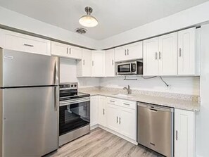 Refrigerador, microondas, horno y parrilla de estufa 