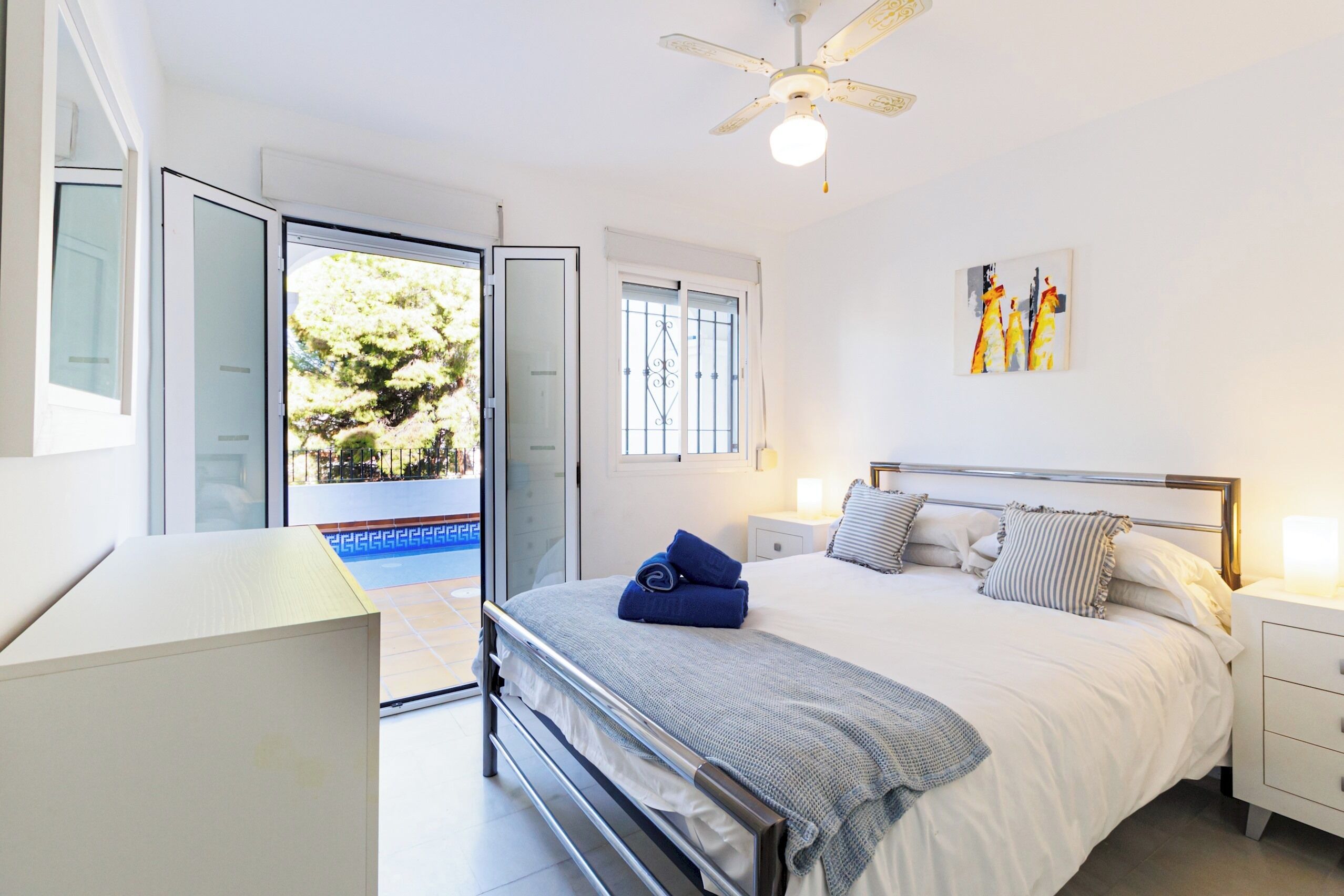 3 عدّة غرف نوم ومكواة/لوح كي وملاءات أسرّة