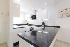 Jääkaappi, mikroaaltouuni, astianpesukone