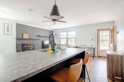 Cozy 1B Apt w/ fireplace, full kitch & off str PK