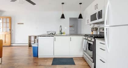 Cozy 1B Apt w/ fireplace, full kitch & off str PK