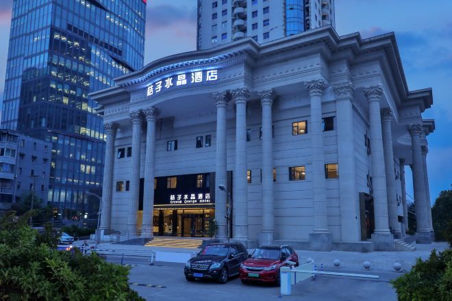 A hotel with classical architecture, featuring columns and a grand entrance.