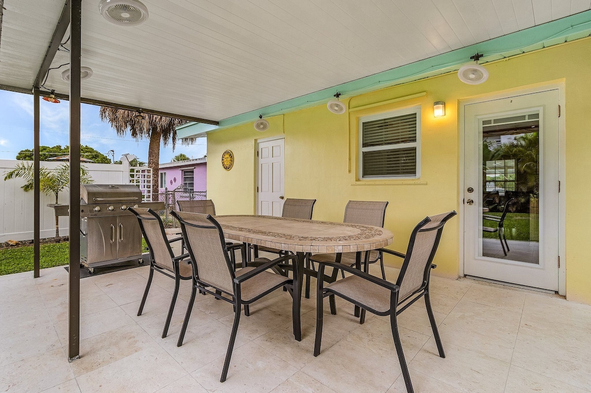 Photo 6 of Spacious 4-bedroom Lake Park house near beaches & downtown. Small Dog Friendly!