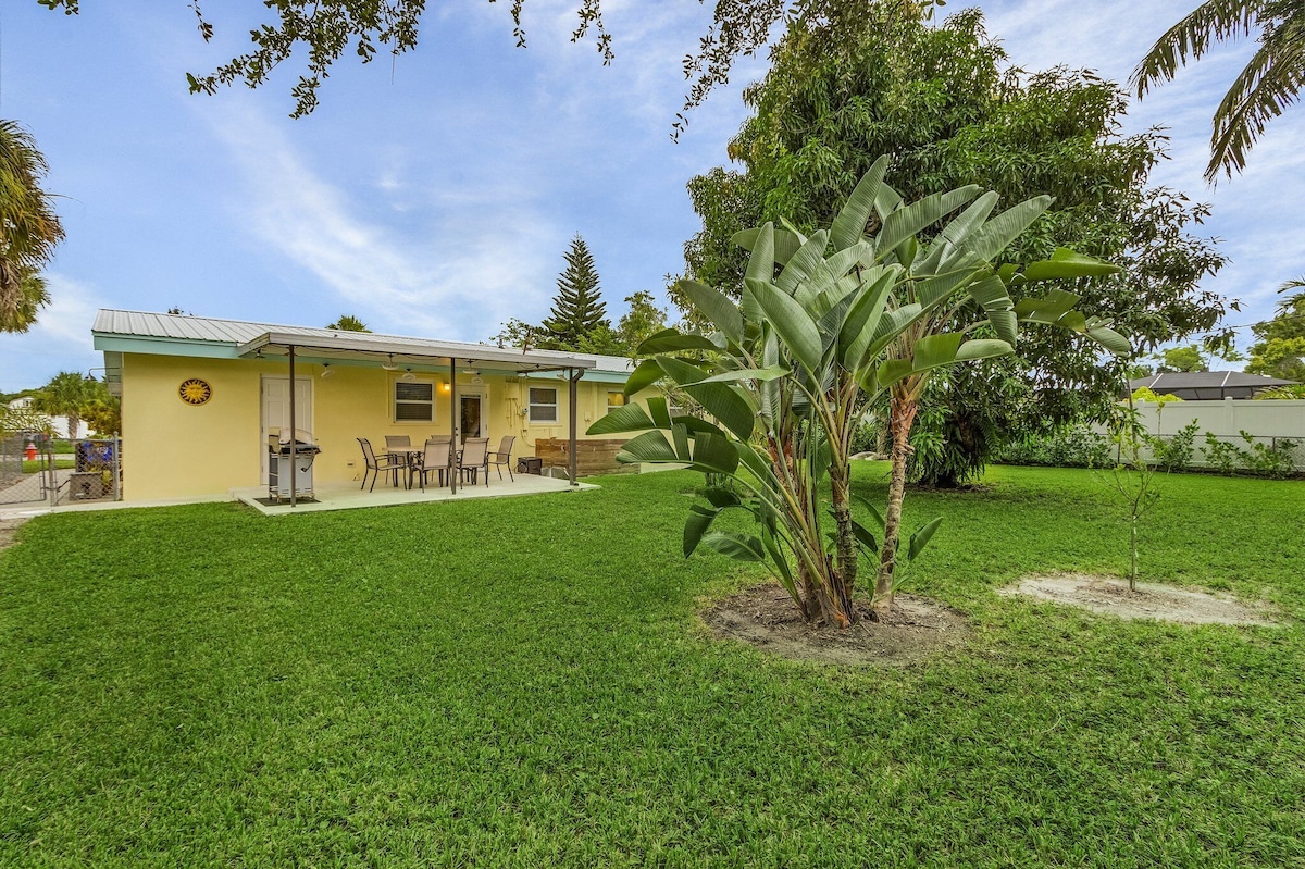 Photo 7 of Spacious 4-bedroom Lake Park house near beaches & downtown. Small Dog Friendly!