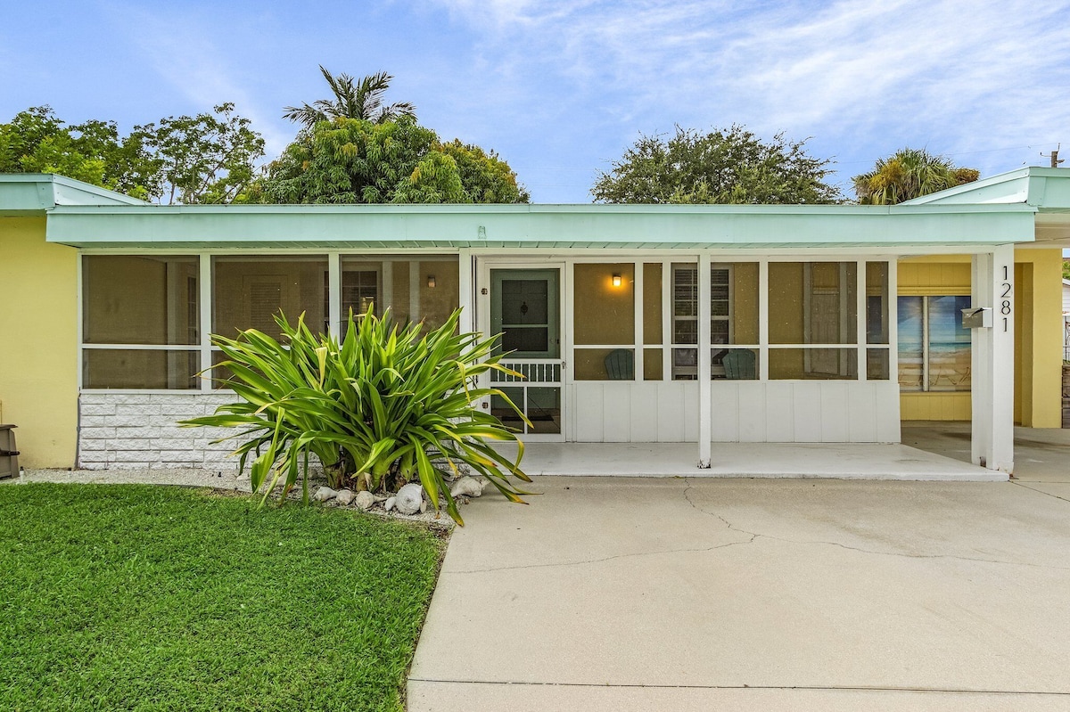 Photo 4 of Spacious 4-bedroom Lake Park house near beaches & downtown. Small Dog Friendly!
