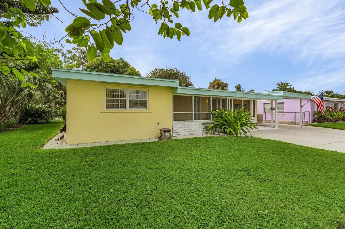 Photo 3 of Spacious 4-bedroom Lake Park house near beaches & downtown. Small Dog Friendly!