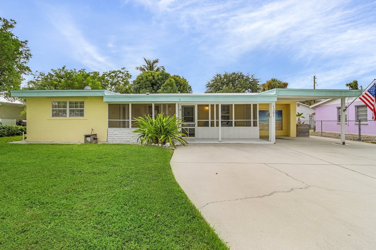 Photo 2 of Spacious 4-bedroom Lake Park house near beaches & downtown. Small Dog Friendly!