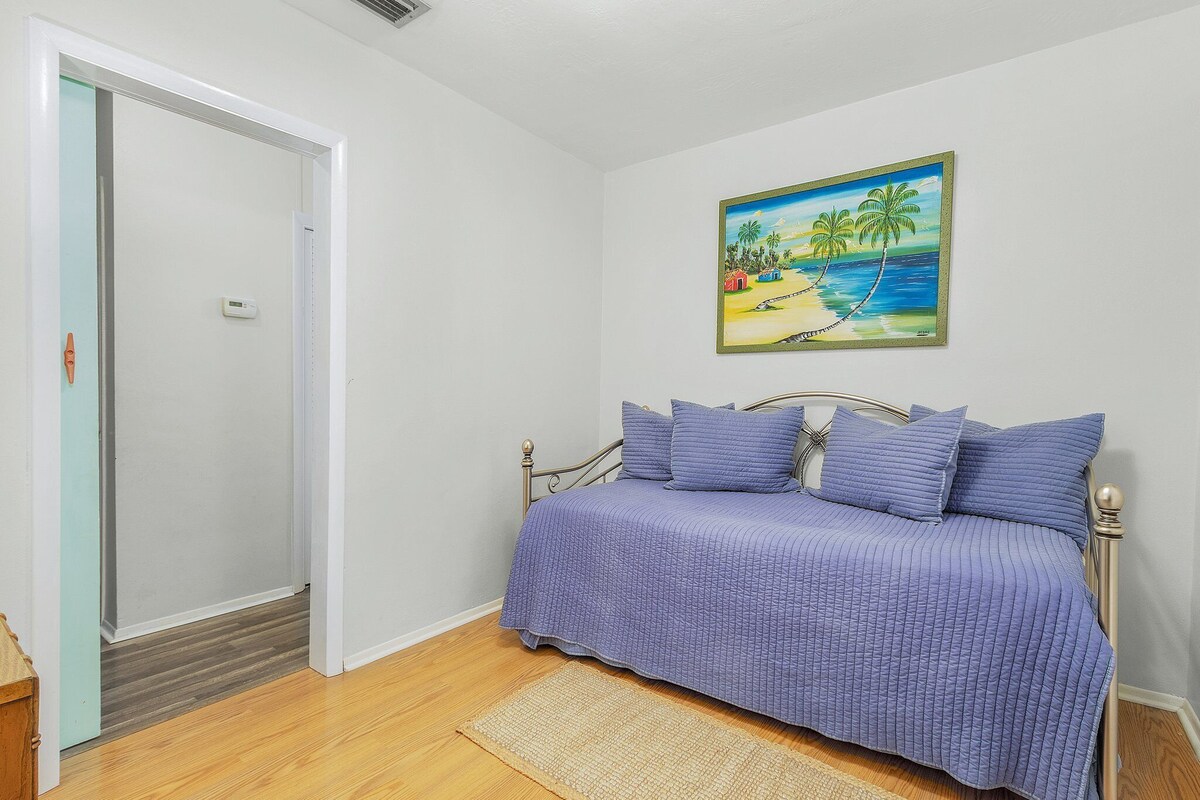 Photo 15 of Spacious 4-bedroom Lake Park house near beaches & downtown. Small Dog Friendly!