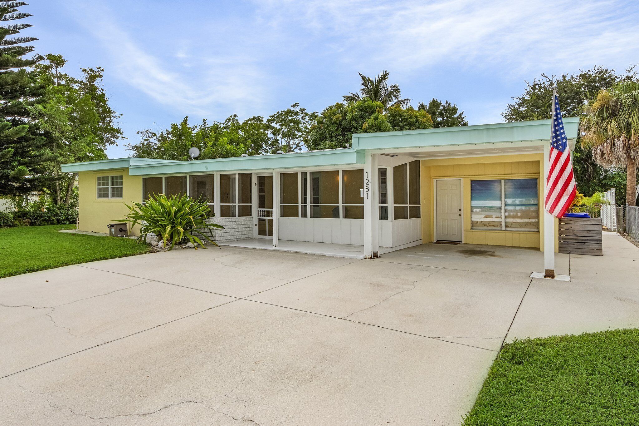 Spacious 4-bedroom Lake Park house near beaches & downtown. Small Dog Friendly!