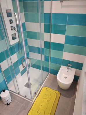 Doccia, asciugacapelli, bidet, asciugamani