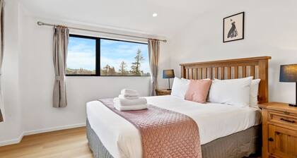 Ventura Delight Townhouse with Parking and Patio